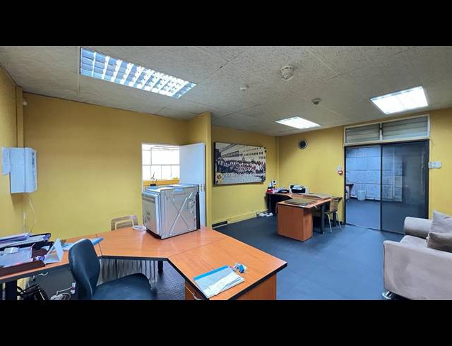 1,660M² WAREHOUSE FOR SALE IN VILLAGE DEEP